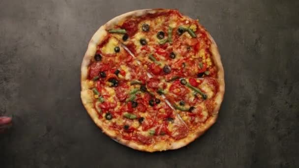 Руки режут пиццу — стоковое видео