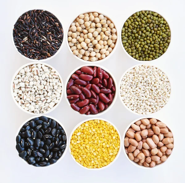 farklı baklagiller beyaz arka plan