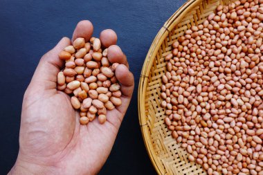 bir tahta kaşıkla fıstık fasulye 