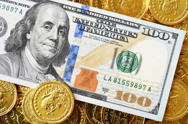 Yüz dolar ve madeni paralar 