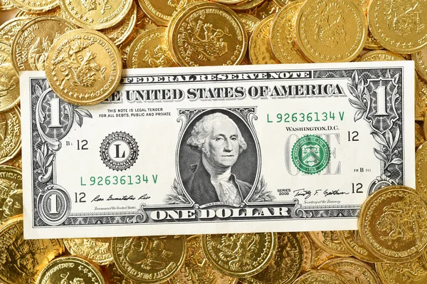 Um dólar e moedas de ouro — Fotografia de Stock