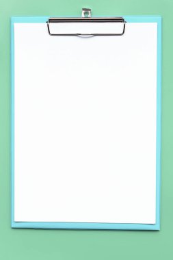 Yeşil arkaplan üzerine boş kağıdı kapat