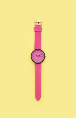 Sarı arka plandaki pembe kol saatlerini kapat.          