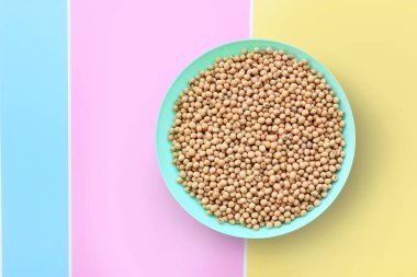 Yeşil tabakta soya fasulyelerini yakın. 