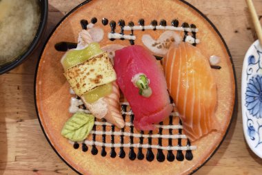 Seramik tabakta taze suşi ve Japon yemeği.