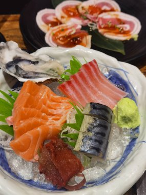 Çiğ deniz mahsulü saşimi seti, Japon yemeği.