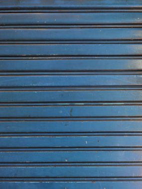 Eski tarz kapalı çelik kapı.