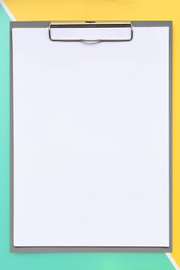 Sarı ve yeşil arkaplan üzerine boş kağıdı kapat