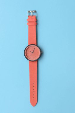 Mavi arkaplanda turuncu kol saatlerini kapat          