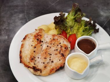 Sebzeli ızgara tavuk bifteği.