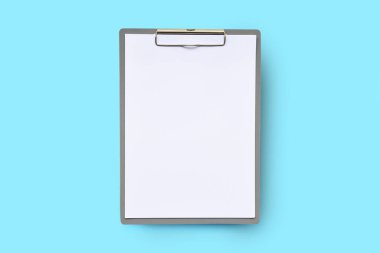 Mavi arkaplan üzerine boş kağıdı kapat