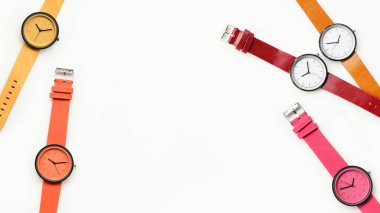 Beyaz arkaplanda izole edilmiş çok renkli kol saatleri