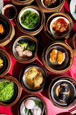 Bambu sepetindeki çeşitli Dim Sum yiyeceklerini kapat.