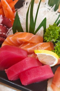 Çiğ deniz mahsulü saşimi seti, Japon yemeği.