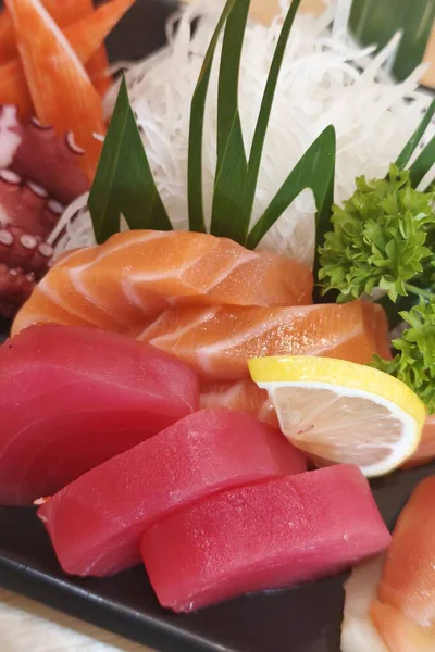 Çiğ deniz mahsulü saşimi seti, Japon yemeği.