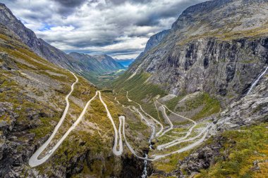 Norveç 'teki Isterdal Vadisi' nin üzerindeki trol merdiveninin manzarası.