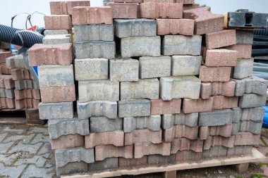 Kaldırımların tamiri için asfalt döşemeler yığıldı. Büyük şehirde inşaat süreci ve kentsel altyapı.