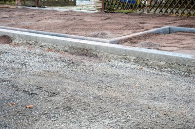 Büyük şehirdeki asfalt yolda onarım çalışmaları. Cadde tadilatı.