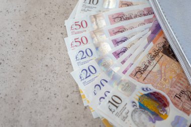 İngiliz sterlini parası olan gümüş bir parti. Ticaret konsepti için deri cüzdanda United Kindom faturaları.