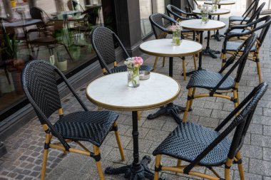 Cafe açık havada. Sandalyeler ve masalar dışarıda, Lüksemburg 'da yaz güneşi havası var. Yaz kafesi veya restoranı için mobilya dizaynı.