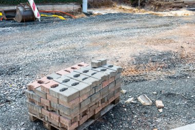 Kaldırımların tamiri için asfalt döşemeler yığıldı. Büyük şehirde inşaat süreci ve kentsel altyapı.