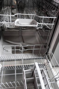 Modern mutfak içinde açık kapısı olan temiz bulaşık makinesi. Homewirk için yardım et. Temizlik kavramı.
