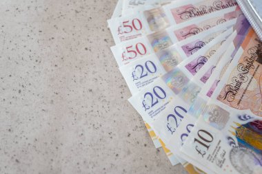 İngiliz sterlini parası olan gümüş bir parti. Ticaret konsepti için deri cüzdanda United Kindom faturaları. Metin için boşluk.