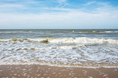 Kumlu güzel deniz, dalgalar, yatlar, su dalgaları ve mavi gökyüzü. Doğal arka plan. Ostend, Belçika 'da yaz tatili.
