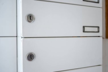 Modern apartmanda mektuplar için posta kutusu. Lobideki metal beyaz posta kutusundaki mektup..