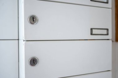 Modern apartmanda mektuplar için posta kutusu. Lobideki metal beyaz posta kutusundaki mektup..