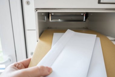 Modern apartmanda mektuplar için posta kutusu. Lobideki metal beyaz posta kutusundaki mektup..