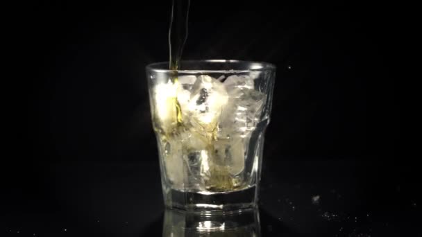 Filtro de estrela Scotch Glass Pour — Vídeo de Stock