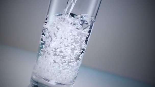 Verser le verre d'eau 