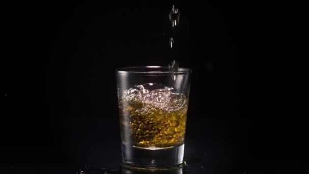 Whiskey Shot salpicaduras — Vídeos de Stock