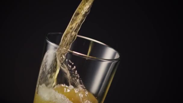 Pivní sklo nalít na černou — Stock video