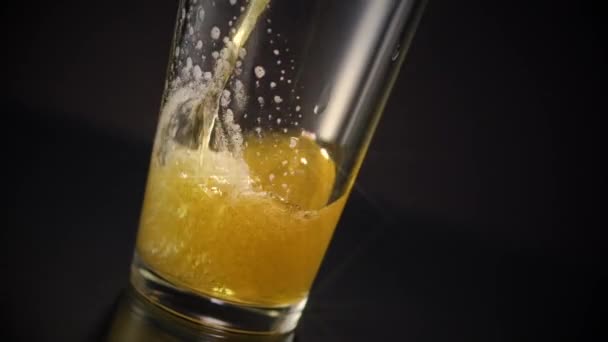 Bierglas pour Star filter — Stockvideo