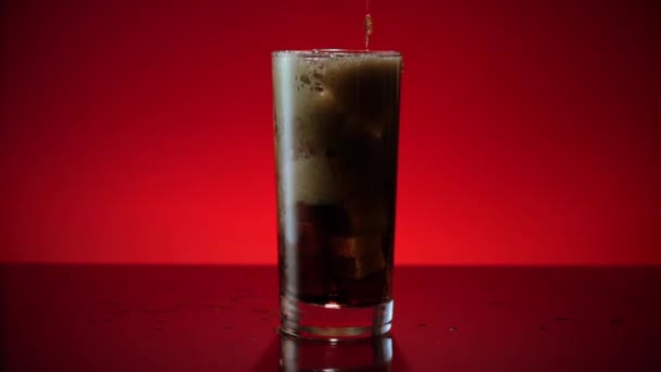Cola-Soda-Glas breit gießen — Stockvideo