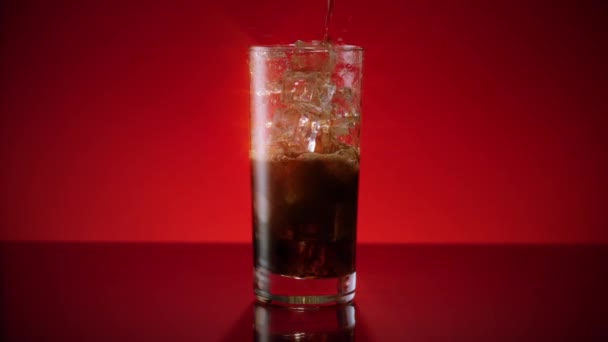Cola Soda Verter en el filtro de estrella de agua de hielo — Vídeos de Stock