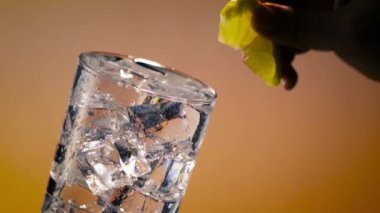 Limonlu Buzlu Su Bardağı