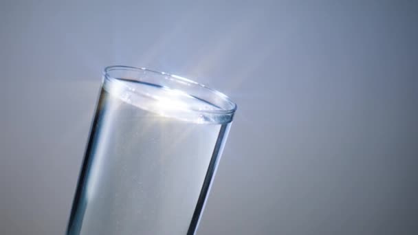 Goutte de glaçon dans un filtre étoile en verre d'eau 