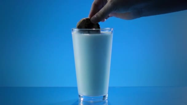 Dunking una galleta en la leche amplia — Vídeos de Stock