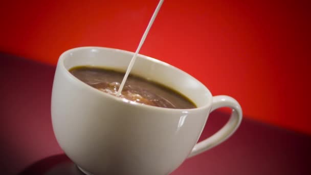 Горячий кофе со сливками — стоковое видео