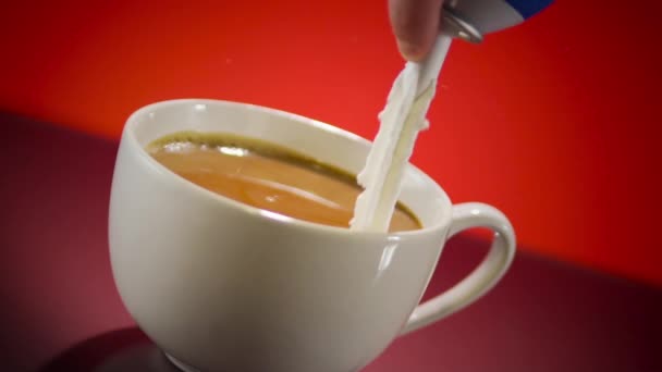 Горячий кофе со взбитыми сливками — стоковое видео
