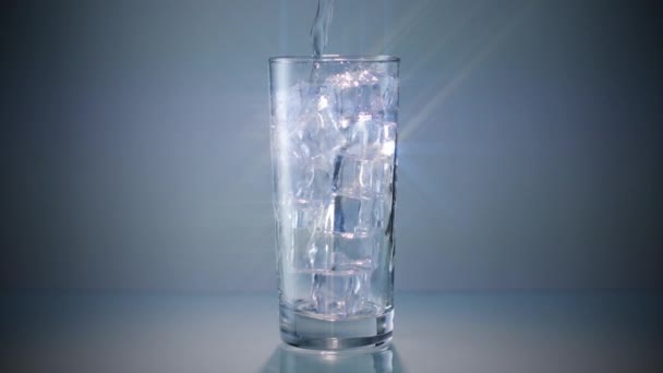 Lód woda szklanka wlać szeroki filtr gwiazdkowy — Wideo stockowe
