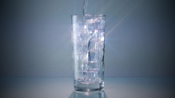 Ice Water Glass Pour Wide Star Filter — Videoclip de stoc