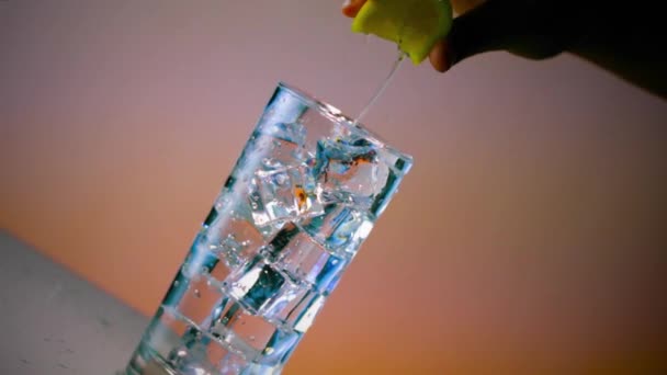 Lód woda szkło Squeeze cytryna szeroki — Wideo stockowe