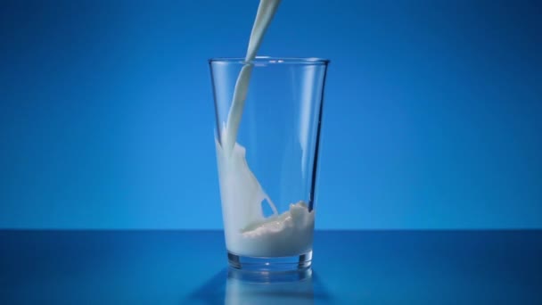 Leche de vidrio verter amplia — Vídeos de Stock