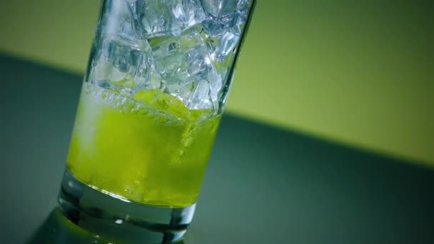 Mountain Dew Glass Verter — Vídeos de Stock