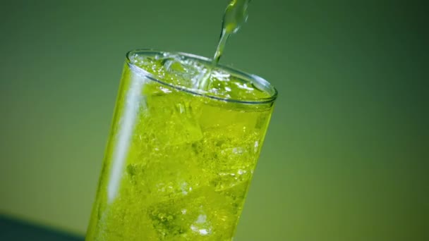 Mountain Dew fröccsenő jég — Stock videók