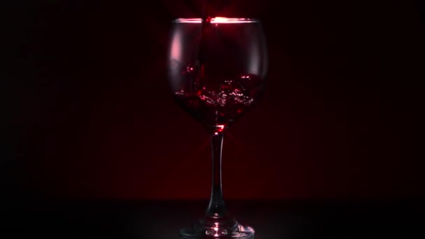 Vetro di vino rosso Versare filtro a stella larga — Video Stock